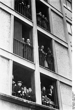 Bundesarchiv Bild 183-B10917, Frankreich, Internierungslager Drancy